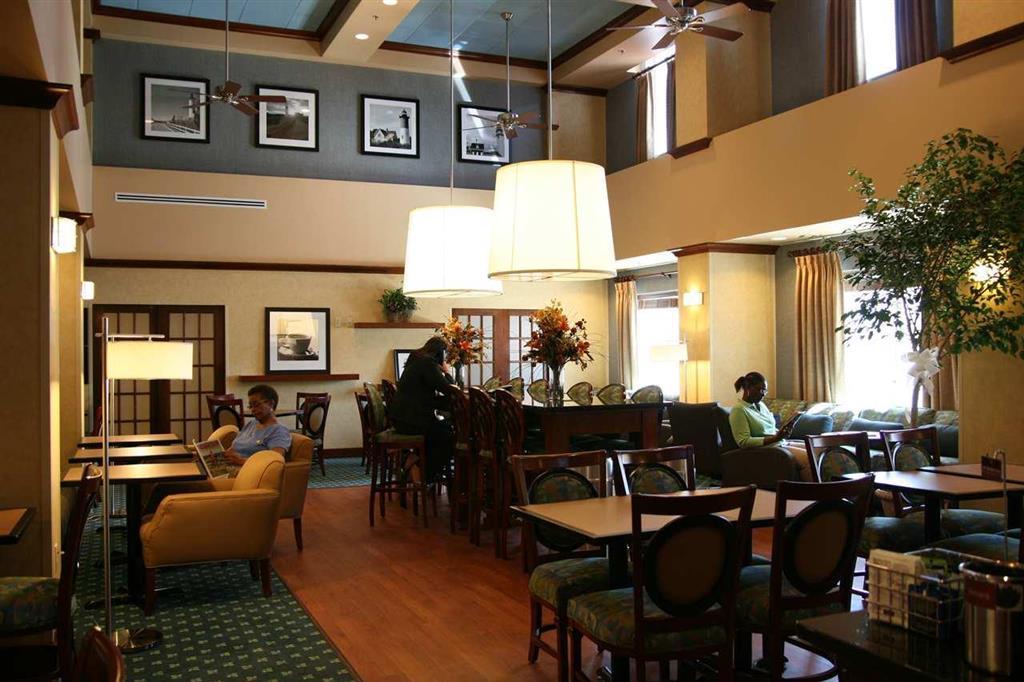 Hampton Inn & Suites - Cape Cod / Уэст-Ярмут Ресторан фото